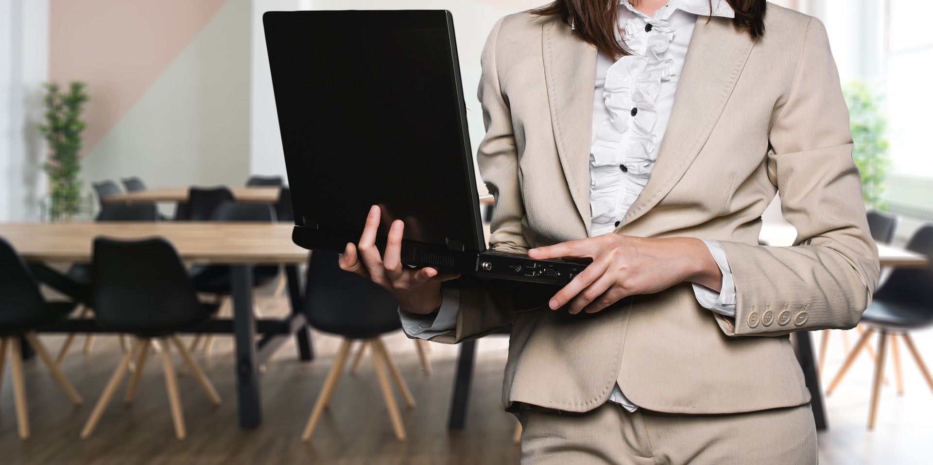 businesswoman-2817567_1920.jpg