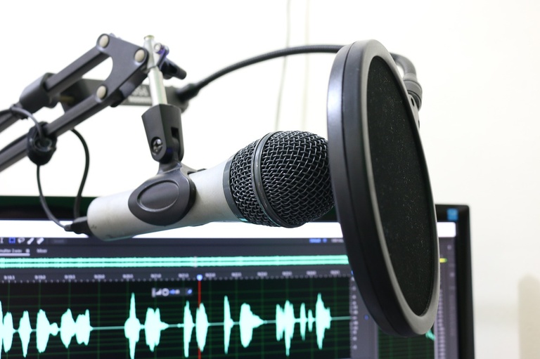 microphone-2170045_1280.jpg